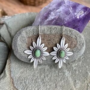 NEW Vintage Style Silver Flower Earrings